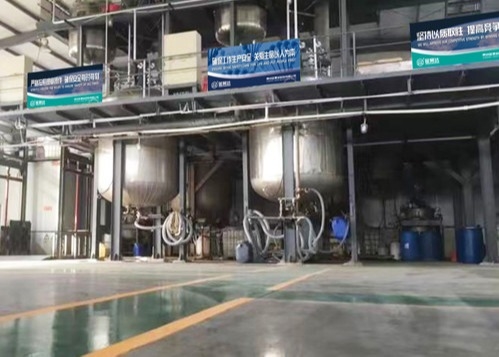 อิมัลชันประจุบวกสีขาวมีความเสถียรในถัง 1,000IBC สำหรับผู้ซื้อ B2B