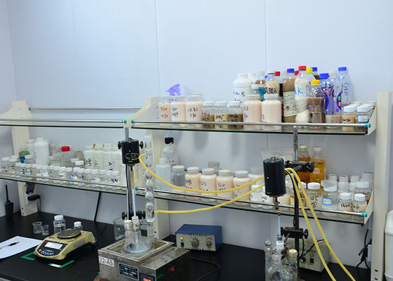 White Emilsion Printing กระดาษถุงผลไม้ Anionic Wax Emulsion กันน้ำสำหรับทำกระดาษ